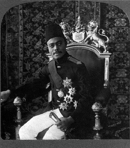 African_Pathe's tweet photo. A Ugandan labourer overthrew a Sultan.

In 1964, 26-year-old John Gideon Okello led rebels who seized Zanzibar’s radio station and weapons.

The Sultan fled.

Months later, Okello was expelled by the government he helped create.

He disappeared years later. https://t.co/L18Cquj0Z5