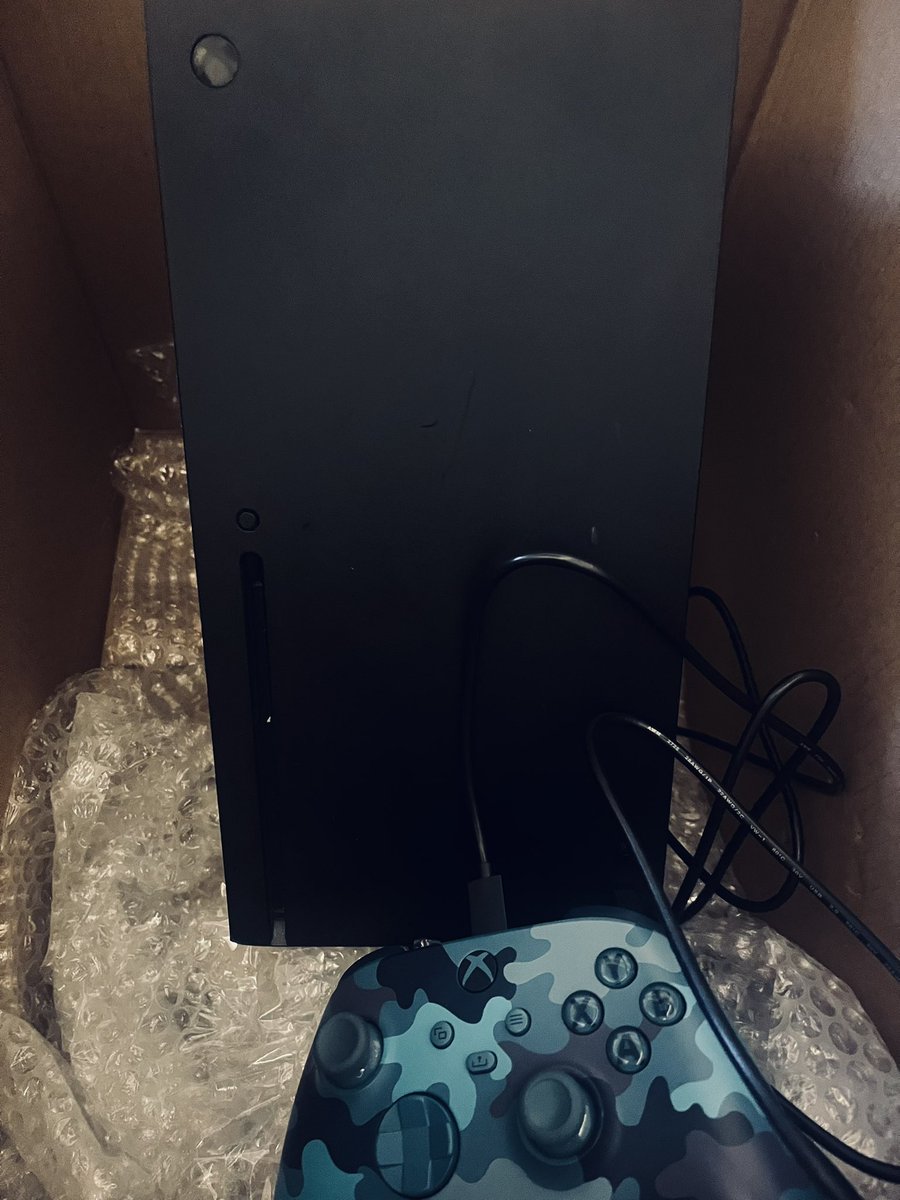 ewerii's tweet photo. In a world full of playstations be an Xbox. finally https://t.co/1RbqqmoTgS