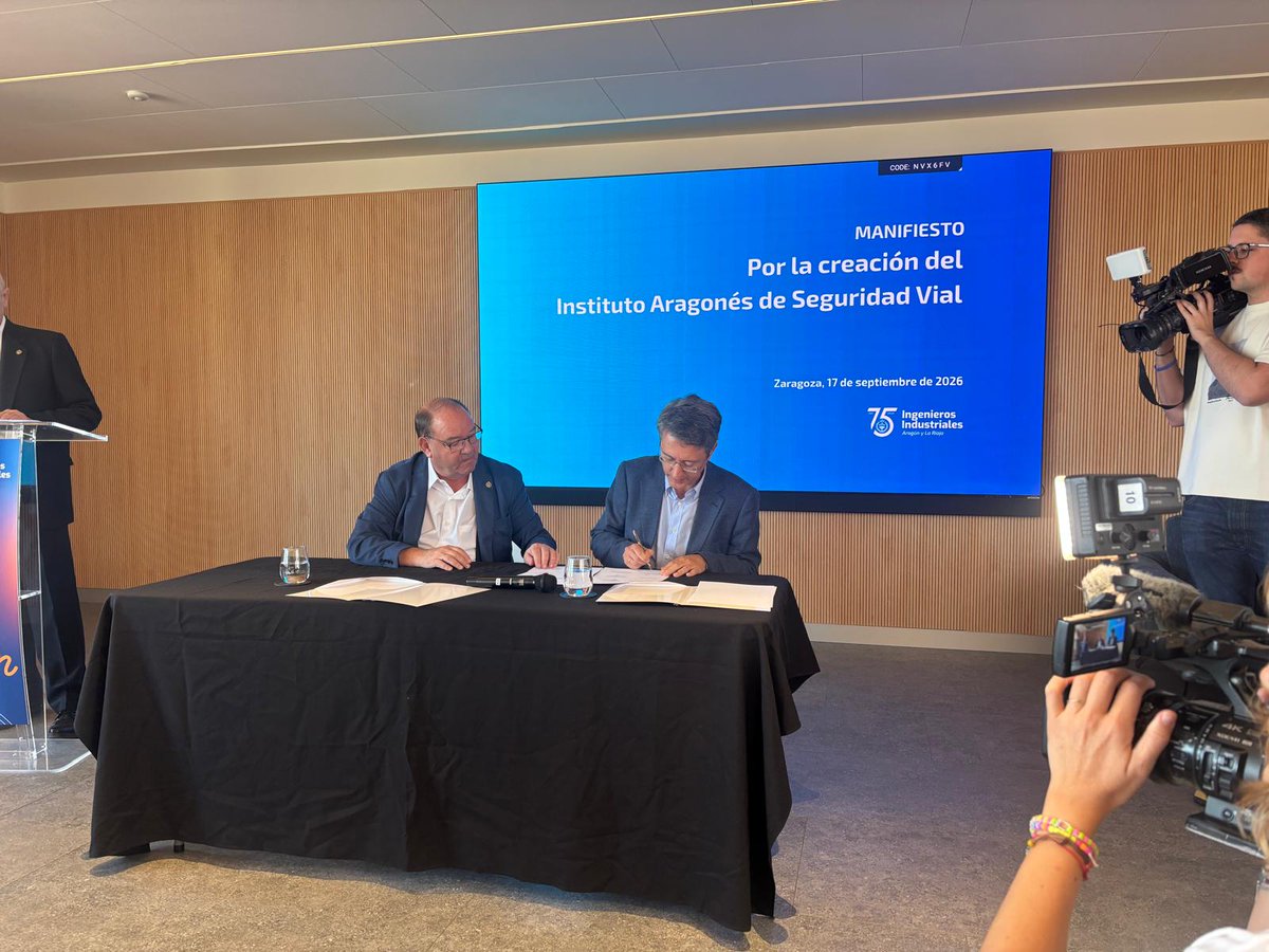 FETRAZ's tweet photo. Fernando Viñas ha firmado en representación de FET Aragón y FETRAZ manifiesto por la creación del Instituto Aragonés de Seguridad Vial en el @COIIAR 
coincidiendo con la Semana Europea de la Movilidad

Es un organismo técnico e independiente para investigar y evitar accidentes👏 https://t.co/eirm7xSjRN
