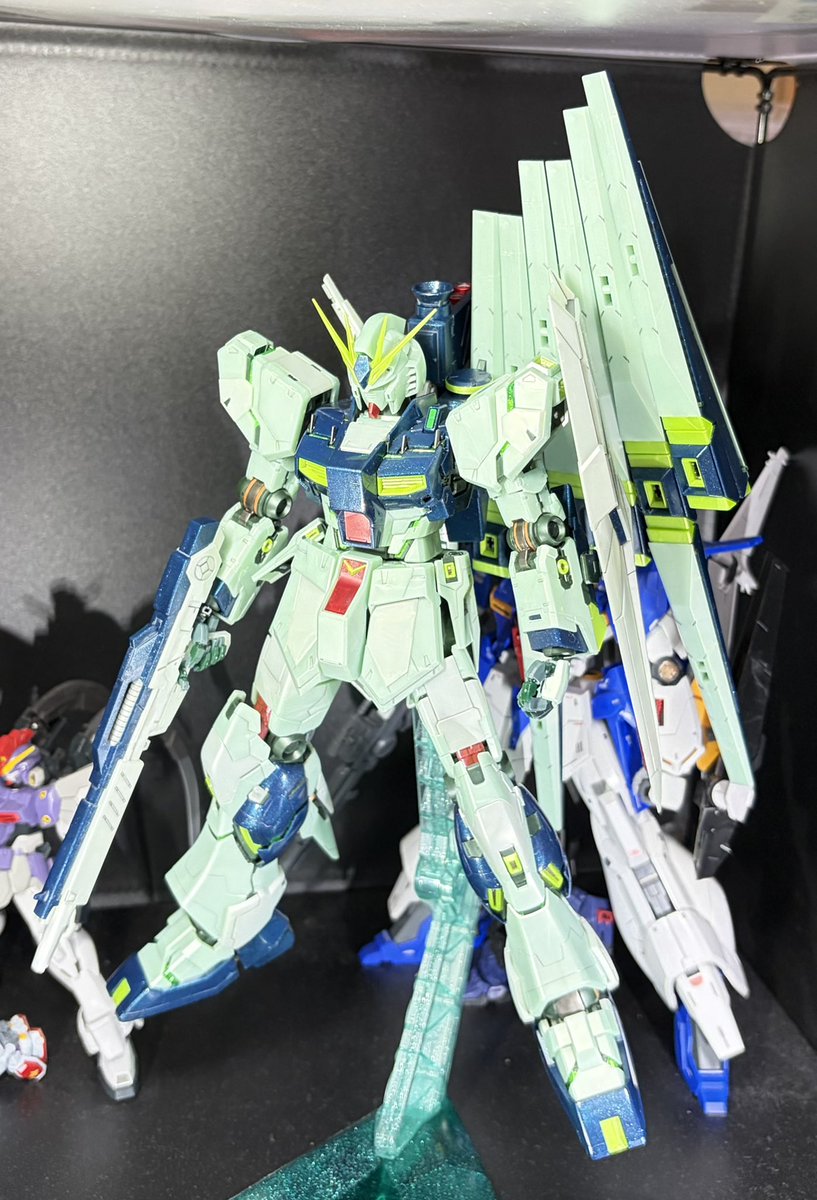 smfrt786's tweet photo. MG ν Ver.Ka サイコフレーム発光カラー 
諸事情で研磨パーツを再度装着…
いちおう、胸部パーツの一部も磨きすみなんやで…

部分研磨は続く… https://t.co/PxESX3YSGu