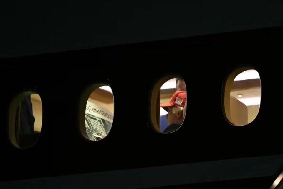 AureliaEndAFP's tweet photo. Incroyable photo de Brendan Smialowski (AFP). Trump examine un document qui semble évoquer la démolition du Kennedy Center. Il a menacé de démolir cette prestigieuse salle de spectacle construite en hommage à JFK s’il ne peut pas faire figurer son nom sur la façade. https://t.co/bE6j4jST3z