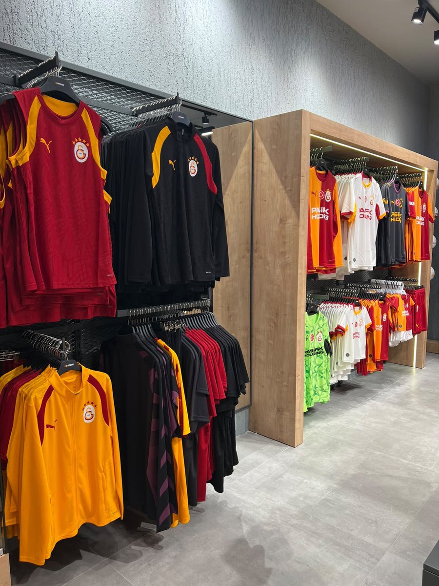 GSStore's tweet photo. Bir yeni konum: GSStore şimdi Metropol İstanbul AVM'de! 😍

Yeni sezonun en sevilen ürünleriyle seni yeni mağazamızda bekliyoruz. 💛❤️

📍 Metropol İstanbul AVM, 1. Kat, Ataşehir/İstanbul https://t.co/mlCvwQTtJN
