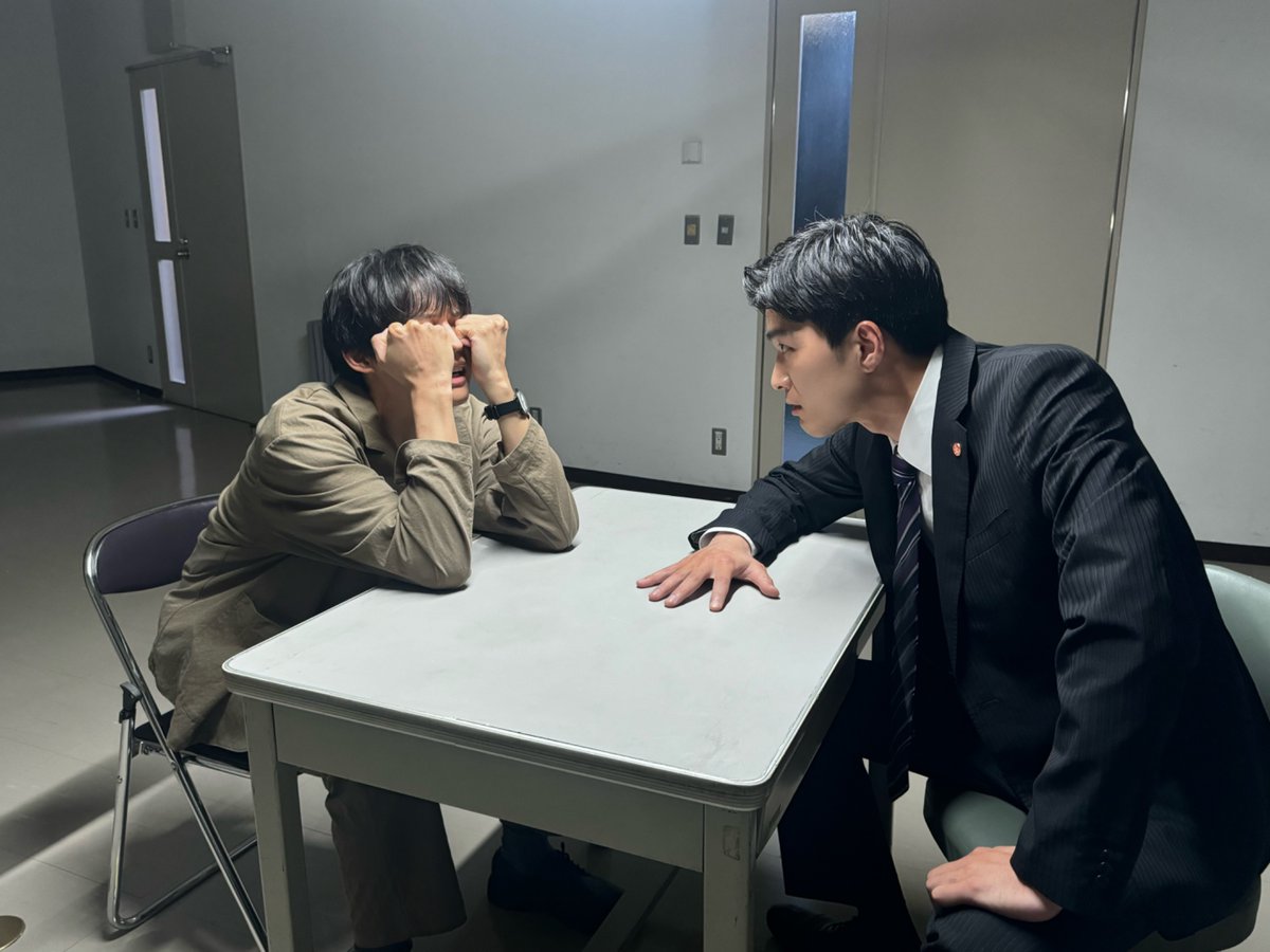 kokuhaku_ntv's tweet photo. あと2日…最終回の𝐨𝐟𝐟 ����𝐡𝐨𝐭

爽太（松村北斗）の前に刑事の白木（谷恭輔）が…
オフショットをお願いしたら
犯人と刑事のコント？風ポーズをするお2人(笑)

実際はどんなシーンを撮っていたかは
あさって放送の最終回で

#土ドラ告白 𝟗月𝟏𝟗日(土)よる𝟗時
#みんなでリアタイ
【最終回はみんなでリアタイしましょう】