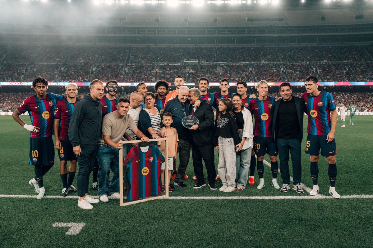 FCBarcelona's tweet photo. A special moment for 40 years of dedication. 🫶 https://t.co/nPbxLVrQ8P