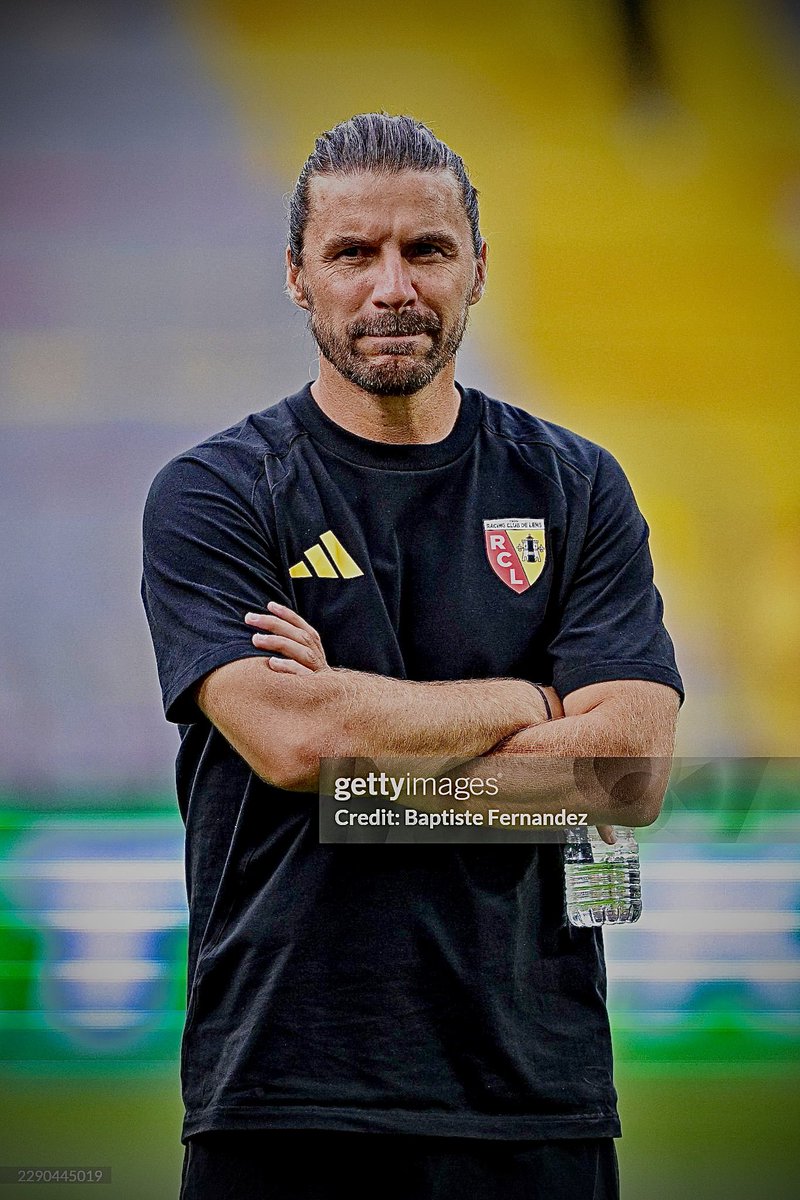 rclensynadamas's tweet photo. Comme pour Toppmöller, soyons tous soudés et solidaires avec notre nouveau coach, Yannick Cahuzac.

Un amoureux du club, reconnu par ses pairs pour sa passion, sa science tactique, sa qualité de fédérateur de groupe. 

On verra où ça nous mène

Allez le Racing Club de Lens ! 🔴🟡 https://t.co/5lfhuzpLLY