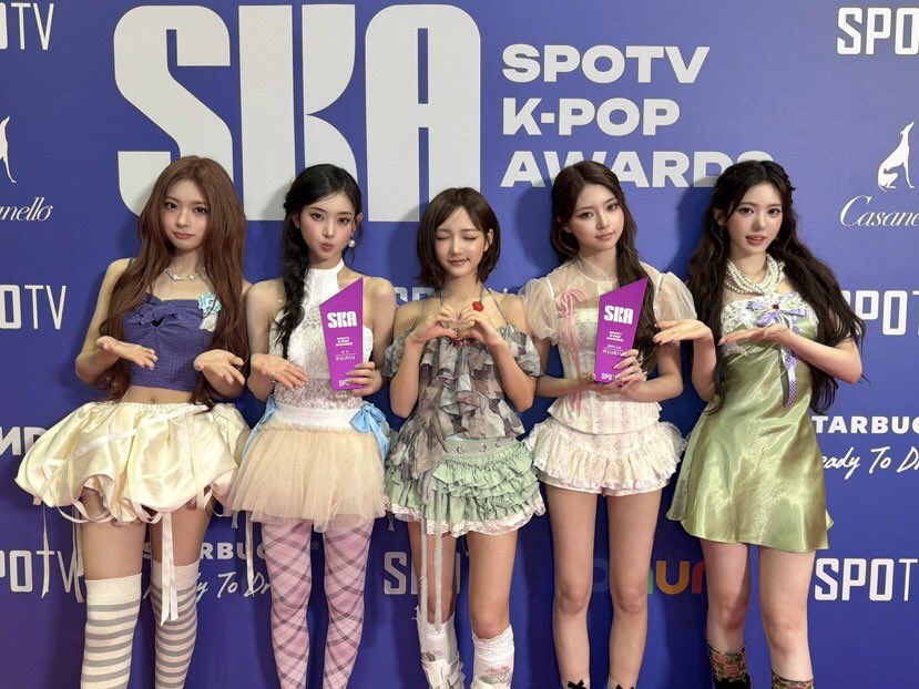 Ieeesui's tweet photo. feeling incredibly blessed to have received so many awards lately, and the latest one? we took home both a Bonsang and a Daesang at the SKA! https://t.co/XMs0ZyRXRT