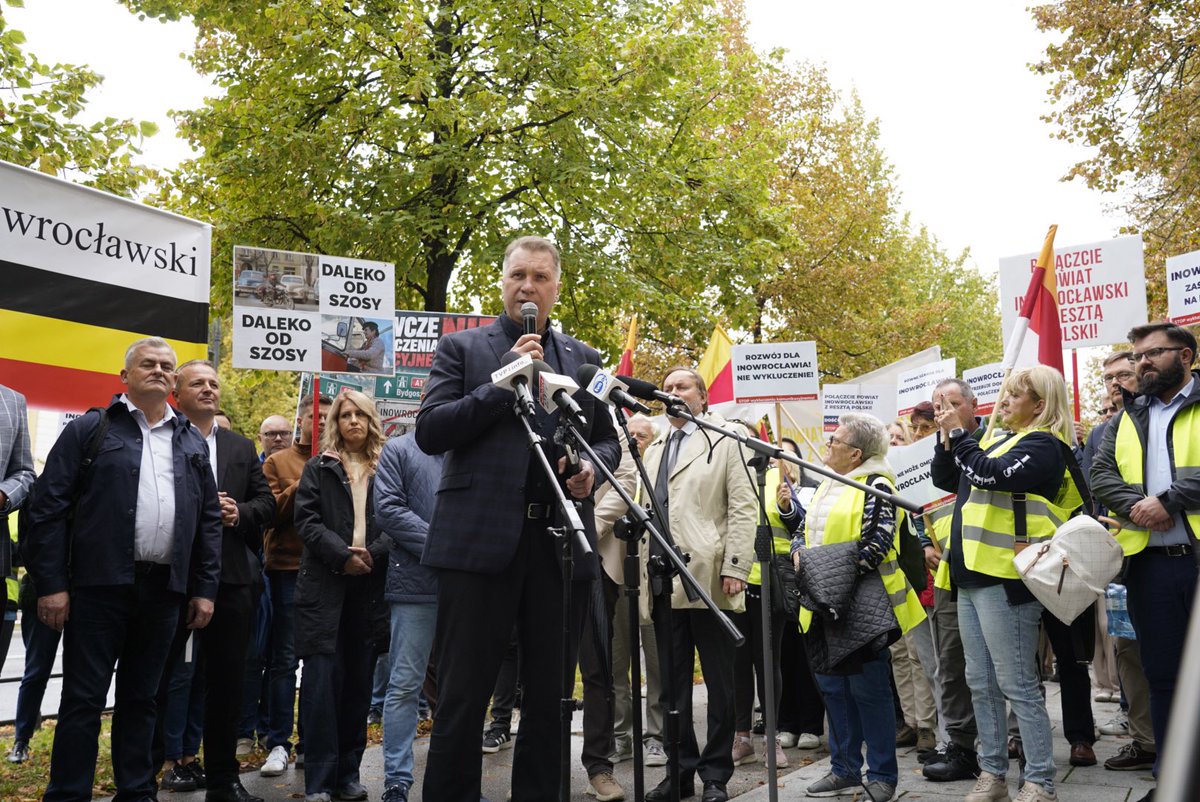 CzarnekP's tweet photo. Każdy zakątek Polski zasługuje na dobrą komunikację i rozwój.

Dziś mieszkańcy powiatu inowrocławskiego protestują pod Kancelarią Premiera, domagając się rozwiązania problemu wykluczenia komunikacyjnego. Rząd Tuska kolejny raz lekceważy sprawy Polaków! https://t.co/rF1RbreerK