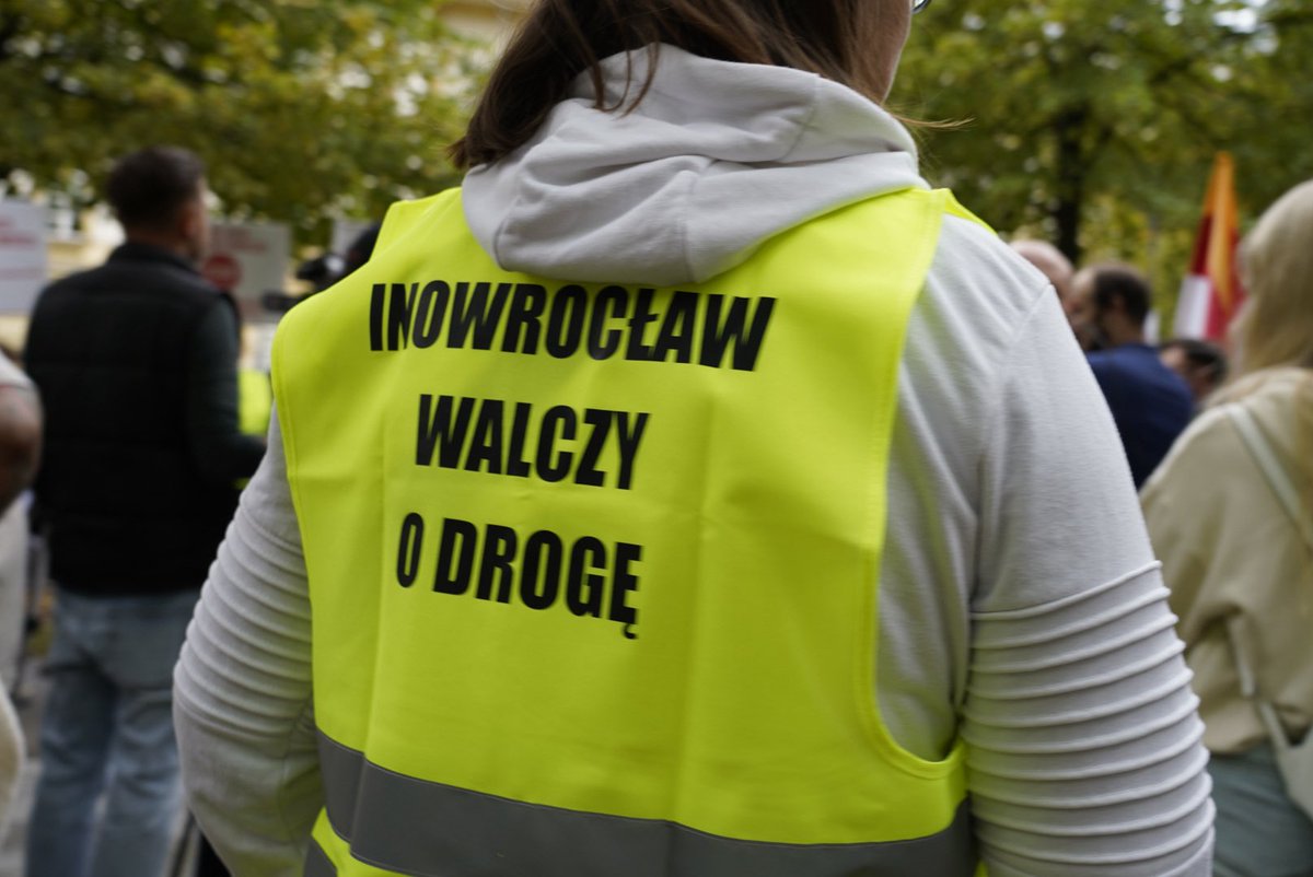 CzarnekP's tweet photo. Każdy zakątek Polski zasługuje na dobrą komunikację i rozwój.

Dziś mieszkańcy powiatu inowrocławskiego protestują pod Kancelarią Premiera, domagając się rozwiązania problemu wykluczenia komunikacyjnego. Rząd Tuska kolejny raz lekceważy sprawy Polaków! https://t.co/rF1RbreerK