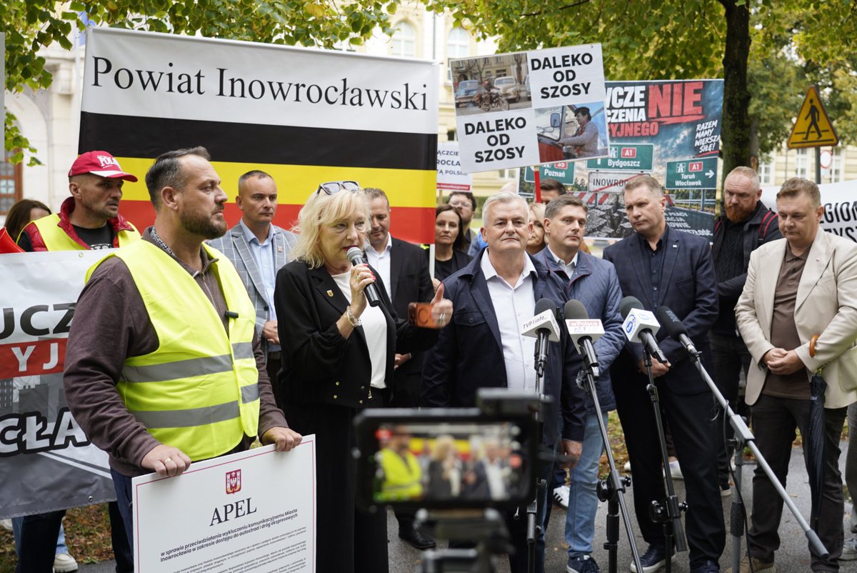 CzarnekP's tweet photo. Każdy zakątek Polski zasługuje na dobrą komunikację i rozwój.

Dziś mieszkańcy powiatu inowrocławskiego protestują pod Kancelarią Premiera, domagając się rozwiązania problemu wykluczenia komunikacyjnego. Rząd Tuska kolejny raz lekceważy sprawy Polaków! https://t.co/rF1RbreerK