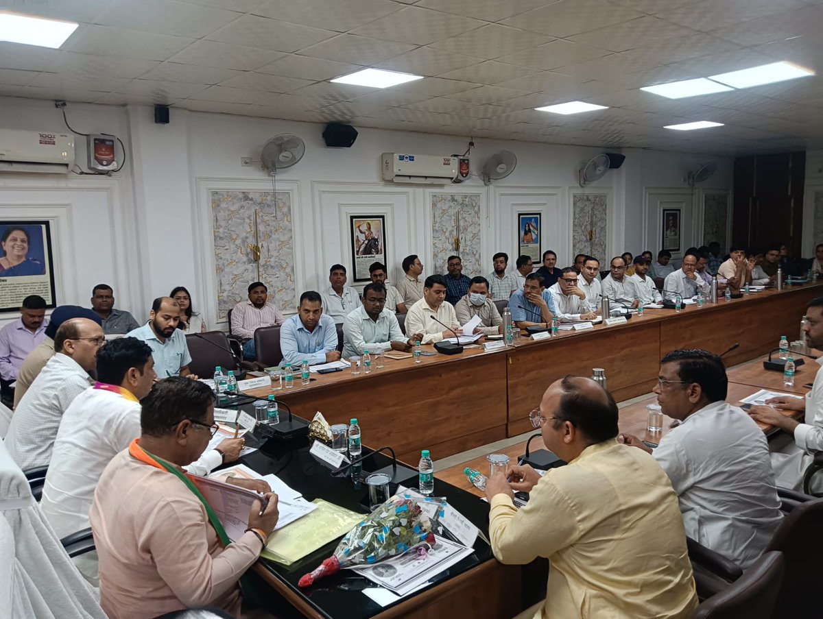 DmMuzaffarnagar's tweet photo. जनपद मुजफ्फरनगर में ‘सेवा संकल्प अभियान’ (17 सितंबर से 17 अक्टूबर 2026) के सफल क्रियान्वयन हेतु माननीय जनपद प्रभारी मंत्री एवं राज्य मंत्री (स्वतंत्र प्रभार), उत्तर प्रदेश सरकार श्री सोमेंद्र तोमर जी की अध्यक्षता में विकास भवन सभागार में समीक्षा बैठक संपन्न हुई।

इस अवसर पर माननीय मंत्री जी ने अधिकारियों एवं जनप्रतिनिधियों को निर्देशित किया कि केंद्र व प्रदेश सरकार की जनकल्याणकारी योजनाओं का लाभ समाज के अंतिम छोर पर बैठे पात्र व्यक्ति तक पहुँचे, यह सुनिश्चित किया जाए।

बैठक में अभियान के तहत आयोजित होने वाले 13 प्रमुख कार्यक्रमों की रूपरेखा पर विस्तार से चर्चा की गई, जिनमें प्रमुख हैं:

🕯️ ‘आशीर्वाद का दीया’: 17 सितंबर को सायं 7 बजे सुकतीर्थ स्थल सहित 11 प्रमुख स्थानों पर दीपदान।
🎨 ‘25 करोड़ बच्चों के सपनों का भारत’: विद्यालयों में चित्रकला एवं भाषण प्रतियोगिताएँ।
🎭 ‘नमो सेवा गाथा’: नुक्कड़ नाटकों का प्रभावी मंचन।
👶 ‘आंगन का उत्सव’: आंगनबाड़ी केंद्रों पर उत्कृष्ट लाभार्थी माताओं एवं कार्यकत्रियों का सम्मान व स्वास्थ्य संवाद।
🤝 ‘सेवा मेरा योगदान’: स्वच्छता, वृक्षारोपण, रक्तदान, स्वास्थ्य शिविर एवं श्रमदान।
⛺ ‘सेवा सेतु अभियान — सरकार आपके द्वार’: विकासखंड स्तर पर बहुउद्देशीय शिविरों का आयोजन।
📖 ‘कहानी बदलाव की’: योजनाओं से आए सकारात्मक बदलावों व सफलताओं का संकलन व प्रचार-प्रसार।

जिला प्रशासन और सभी संबंधित विभाग शासन की मंशा के अनुरूप इस अभियान को जनभागीदारी के साथ पूरी निष्ठा से सफल बनाने के लिए कटिबद्ध हैं। कोई भी पात्र लाभार्थी योजना से वंचित न रहे, यही हमारा मुख्य लक्ष्य है।

#SevaSankalpAbhiyan #Muzaffarnagar #GoodGovernance