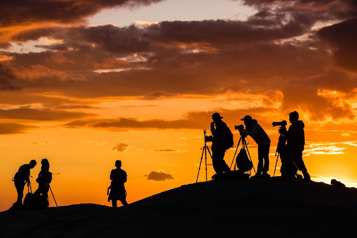 coras402777's tweet photo. Our campus photography club is hosting a sunset photo walk at West Lake this Sat! Bring your camera, meet new friends, and capture golden hour vibes. Sign up via our club website—link in bio! https://t.co/23NUH9mdom