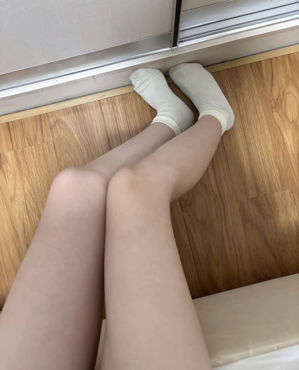 Amber03457985's tweet photo. 很多宝子说喜欢腿？又白又细又长～来摸摸～ https://t.co/z8aPxxxxg6