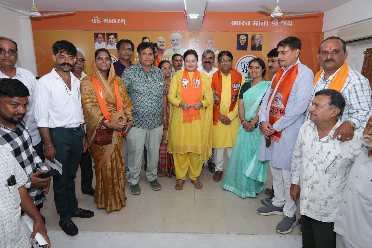 PoonambenMaadam's tweet photo. આદરણીય વડાપ્રધાન શ્રી @narendramodi સાહેબના જન્મદિવસ નિમિત્તે 17 સપ્ટેમ્બરથી 17 ઓક્ટોબર સુધી આયોજિત ‘સેવા સંકલ્પ અભિયાન’ અંતર્ગત, જામનગર જિલ્લા કાર્યાલય ‘અટલ ભવન’ ખાતે તાલુકા ભાજપ દ્વારા આયોજિત રક્તદાન કેમ્પમાં ઉપસ્થિત રહી રક્તદાતાઓનું ઉત્સાહવર્ધન કર્યું.

‘સેવા પરમો ધર્મઃ’ના ભાવ સાથે રક્તદાન કરનાર રક્તદાતાઓને અભિનંદન પાઠવી ચકલીનો માળો અર્પણ કરી પક્ષીપ્રેમ અને પર્યાવરણ સંરક્ષણનો સંદેશ આપ્યો.

#SevaSankalpAbhiyan #SevaParamoDharma #25YearsOfSeva #ViksitBharat