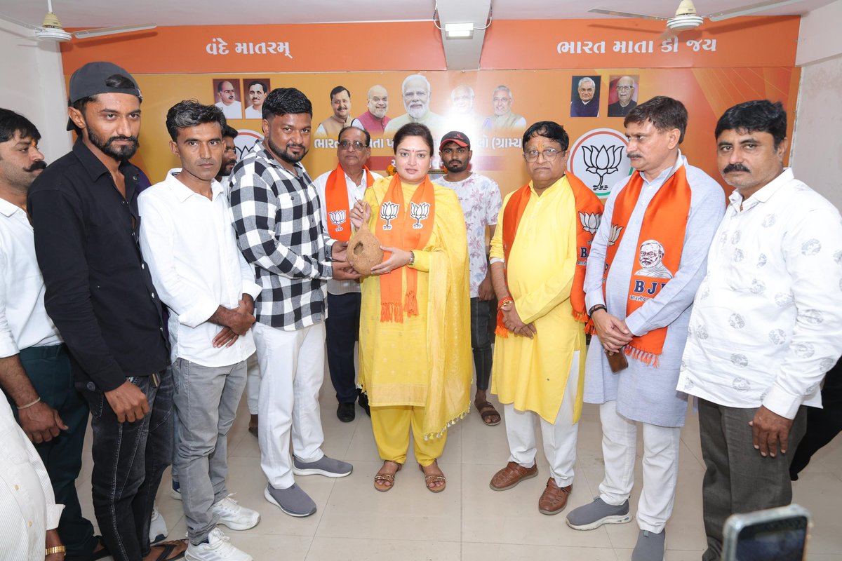 PoonambenMaadam's tweet photo. આદરણીય વડાપ્રધાન શ્રી @narendramodi સાહેબના જન્મદિવસ નિમિત્તે 17 સપ્ટેમ્બરથી 17 ઓક્ટોબર સુધી આયોજિત ‘સેવા સંકલ્પ અભિયાન’ અંતર્ગત, જામનગર જિલ્લા કાર્યાલય ‘અટલ ભવન’ ખાતે તાલુકા ભાજપ દ્વારા આયોજિત રક્તદાન કેમ્પમાં ઉપસ્થિત રહી રક્તદાતાઓનું ઉત્સાહવર્ધન કર્યું.

‘સેવા પરમો ધર્મઃ’ના ભાવ સાથે રક્તદાન કરનાર રક્તદાતાઓને અભિનંદન પાઠવી ચકલીનો માળો અર્પણ કરી પક્ષીપ્રેમ અને પર્યાવરણ સંરક્ષણનો સંદેશ આપ્યો.

#SevaSankalpAbhiyan #SevaParamoDharma #25YearsOfSeva #ViksitBharat