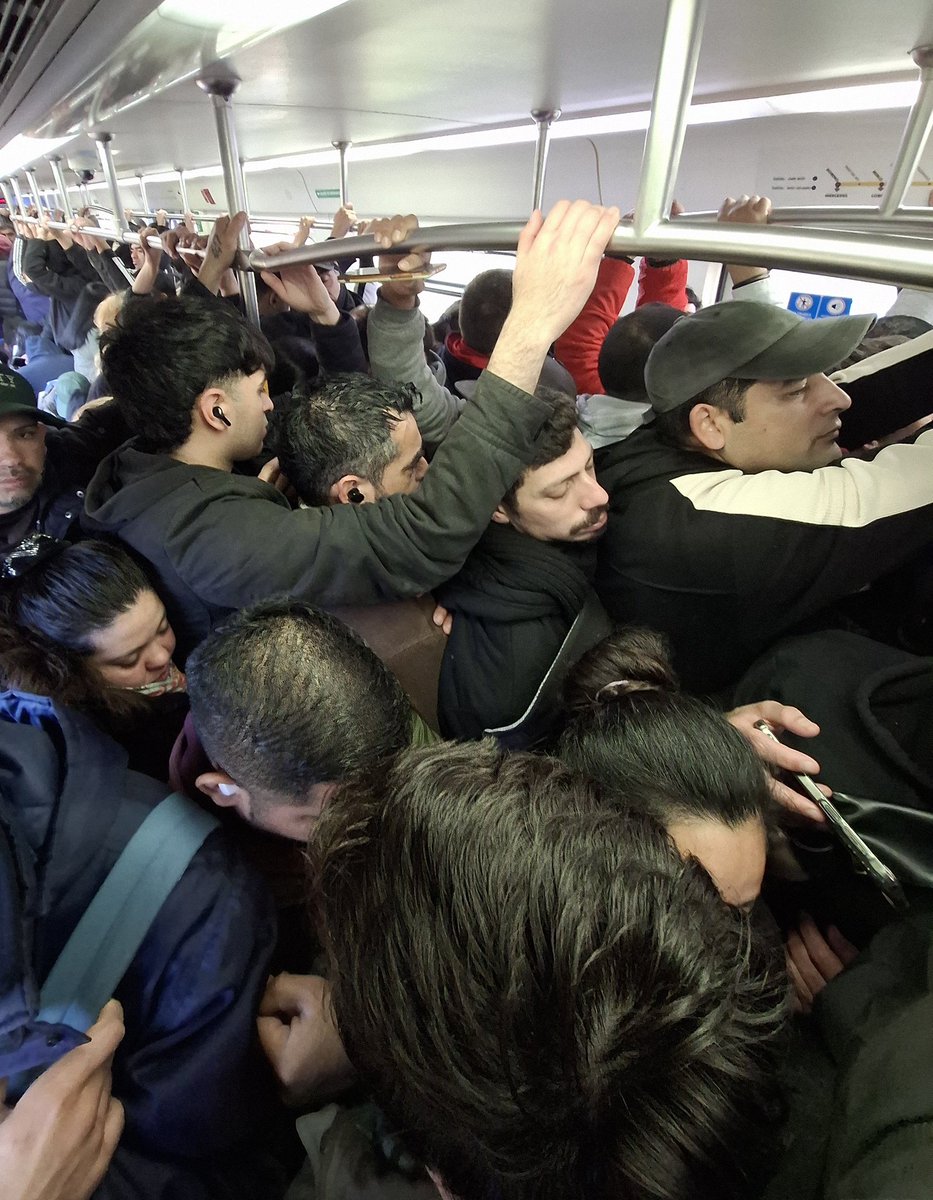 solotransito's tweet photo. Asi estamos viajando hoy estación haedo hacia Once
@Cesarbaj /#TrenSarmiento sigue con demoras por probemas tecnicos en Moreno https://t.co/4LUPNkEjaG