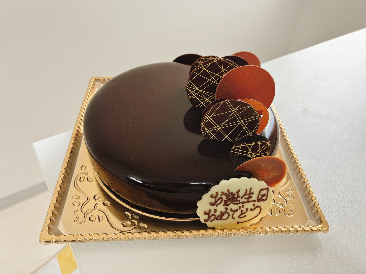 urukariion's tweet photo. 親父への誕生日ケーキ☺️

中身はちょびっと違うけど大体こんな感じでチョコ、トロピカル、柑橘の間違いない組み合わせ💪☺️👍 https://t.co/41h5xOI6vG