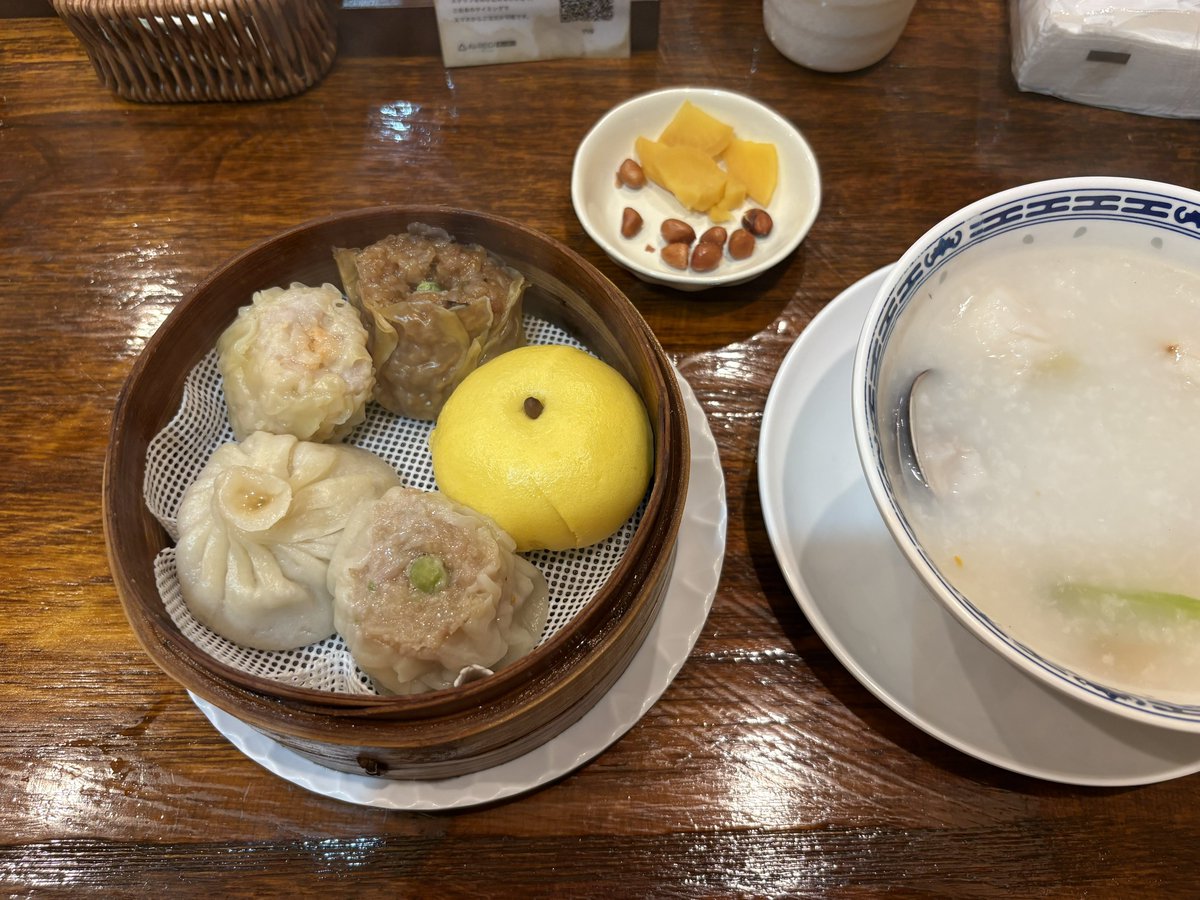 uenookachi's tweet photo. 本日のランチ
五千@御徒町

少しずつ秋らしくなってきました。
（銀杏くせぇ🤭）

若干体調を崩してしまい...
消化に良いものをと思いこちら🐈💨

上野中通商店街内にある「五千（ごせん）」は、本場の味わいを楽しめる本格的な香港式粥の専門店だ。

今日は...
季節粥（ハマグリと白身魚）セットをチョイス☝️

お米の粒がなくなるまで煮込まれ、出汁の効いたクリーミーで濃厚な熱々のお粥が美味い。沁みるぅ!!!

点心のセットも良い✨
ジューシーな焼売、旨味溢れる小籠包...etc

寒くなってきたら〜
もっと恋しくなるはずぅ💘

ごちそうさまでした★

＃上野 ＃御徒町 ＃アメ横 ＃ランチ
