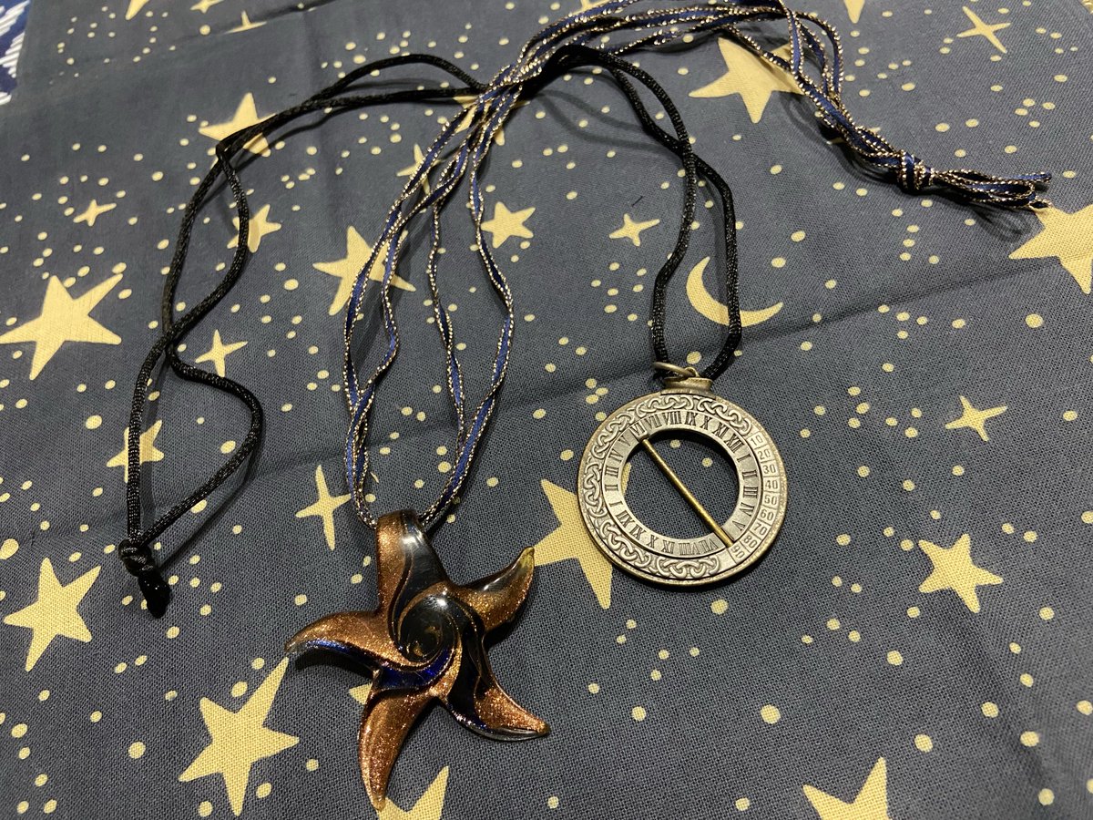 karyu's tweet photo. ステンドグラスの作り方を全く知らないまま勝手申し上げているのは重々承知しているのですが、一輪挿し用の支えループ？(裏面)を眺めていると、これは正にネックレス、はたまたループタイ的なものにも…などと夢が広がってしまいました。先日お別れしたドバトさんが瞼に…笑
https://t.co/mR7zlprN7H https://t.co/dun6IcUkBp