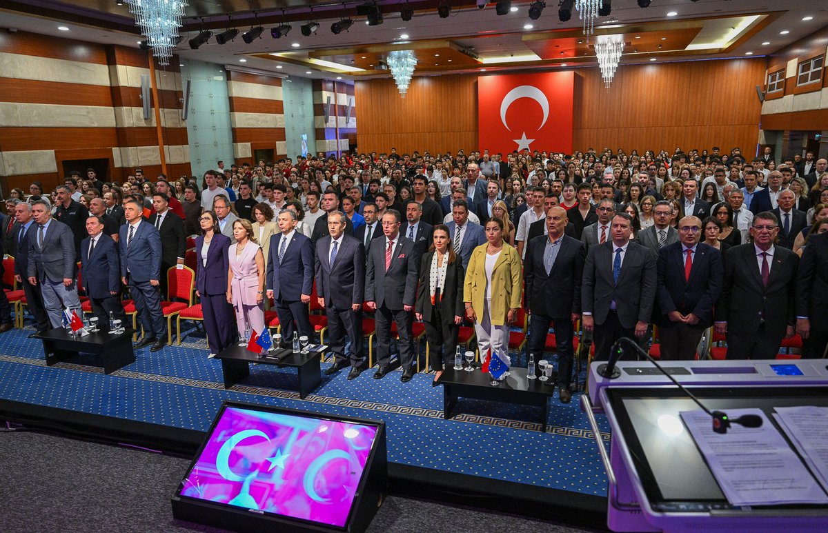 AntalyaTSO's tweet photo. Antalya Valimiz Sayın Hulusi Şahin ve eşi Antalya Mavi Akdeniz İnisiyatifi Koordinatörü Ebru Şahin’in teşrifleriyle, Yönetim Kurulu Başkanımız Yusuf Hacısüleyman’ın ev sahipliğinde, ATSO bünyesinde çalışmalarını sürdüren Antalya Avrupa Birliği Bilgi Merkezi ve Avrupa İşletmeler Ağı Batı Akdeniz Konsorsiyumu tarafından, Avrupa Birliği Türkiye Delegasyonu’nun desteği ve Akdeniz Üniversitesi iş birliğiyle “Yeşil Beceriler ve İstihdam Zirvesi” gerçekleşti. 

Zirveye, Antalya Bilim Üniversitesi Rektörü Prof. Dr. Semih Ekercin, Akdeniz Üniversitesi Rektör Yardımcısı Prof. Dr. Esra Cenkci, Antalya Esnaf ve Sanatkarlar Odaları Birliği Başkanı Adlıhan Dere, Antalya OSB Yönetim Kurulu Başkanı Hasanali Gönen, kurum müdürleri, sivil toplum kuruluşlarının başkanları, iş dünyası temsilcileri ve öğrenciler katıldı.

Başkan Yusuf Hacısüleyman, Yeşil Beceriler ve İstihdam Zirvesi’nde yaptığı konuşmada, iklim değişikliği ve sürdürülebilirliğin artık geleceğin değil, bugünün konusu olduğunu söyledi. Hacısüleyman, “Geleceğimize bugünden hazırlanmak zorundayız” dedi. İnsanlığın doğayla ilişkisindeki değişime dikkat çeken Hacısüleyman, “Önce doğaya teslimdik. Sonra doğaya uyum sağlamaya başladık. Ardından doğaya hükmetmeye başladık. Şimdi ise doğayla yeniden barışmamız gerekiyor” diye konuştu.

Yeşil dönüşümün yalnızca karbon ayak izinden ibaret olmadığını vurgulayan Hacısüleyman, “Yeşil derken sadece karbon ayak izini düşünmeyelim. Gökyüzümüz, denizlerimiz ve dünyayı paylaştığımız diğer canlıların yaşamını da düşünelim” ifadelerini kullandı. Gençlerin değişen iş dünyasına hazırlanmasının önemine de değinen Hacısüleyman, “Geleceğin kariyer planlamasında bile değişikliğe gitmek zorundasınız. Yeni iş becerileri dünyada ortaya çıkıyor” dedi.

Antalya’nın COP31’e ev sahipliği yapacağını hatırlatan Hacısüleyman, sürdürülebilirliğin günlük yaşamın bir parçası haline gelmesi gerektiğini belirterek, “Bunu 10 günde bitirilecek bir konu olarak ele almayalım. Bu artık bizim günlük yaşantımızın gündeminde olsun” diye konuştu.

ATSO Atatürk Konferans Salonu’nda düzenlenen zirvede, yeşil beceriler, KOBİ’lerde yeşil dönüşüm destekleri ve geleceğin kariyer fırsatları, kamu, üniversite ve iş dünyası temsilcilerinin katkılarıyla çeşitli oturumlarda ele alındı. Etkinlikte, İklim Değişikliği Farkındalık Eğitim Programı’nı başarıyla tamamlayan üniversite öğrencilerine sertifikaları ve hediyeleri protokol tarafından taktim edildi.

@YHacisuleyman07 @bogachangoksu @HakanPakal @MuratTOTOS @haticeoztr @huseyinsari_sar @KAPALIYOL @AhmetKasapoglu8 @aozgurkaragoz @behcetulker @aslisahintekin @TOBBiletisim @RHisarciklioglu