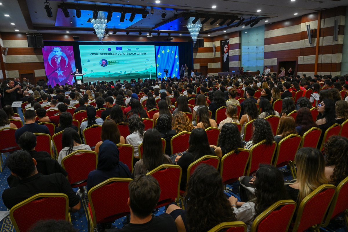 AntalyaTSO's tweet photo. Antalya Valimiz Sayın Hulusi Şahin ve eşi Antalya Mavi Akdeniz İnisiyatifi Koordinatörü Ebru Şahin’in teşrifleriyle, Yönetim Kurulu Başkanımız Yusuf Hacısüleyman’ın ev sahipliğinde, ATSO bünyesinde çalışmalarını sürdüren Antalya Avrupa Birliği Bilgi Merkezi ve Avrupa İşletmeler Ağı Batı Akdeniz Konsorsiyumu tarafından, Avrupa Birliği Türkiye Delegasyonu’nun desteği ve Akdeniz Üniversitesi iş birliğiyle “Yeşil Beceriler ve İstihdam Zirvesi” gerçekleşti. 

Zirveye, Antalya Bilim Üniversitesi Rektörü Prof. Dr. Semih Ekercin, Akdeniz Üniversitesi Rektör Yardımcısı Prof. Dr. Esra Cenkci, Antalya Esnaf ve Sanatkarlar Odaları Birliği Başkanı Adlıhan Dere, Antalya OSB Yönetim Kurulu Başkanı Hasanali Gönen, kurum müdürleri, sivil toplum kuruluşlarının başkanları, iş dünyası temsilcileri ve öğrenciler katıldı.

Başkan Yusuf Hacısüleyman, Yeşil Beceriler ve İstihdam Zirvesi’nde yaptığı konuşmada, iklim değişikliği ve sürdürülebilirliğin artık geleceğin değil, bugünün konusu olduğunu söyledi. Hacısüleyman, “Geleceğimize bugünden hazırlanmak zorundayız” dedi. İnsanlığın doğayla ilişkisindeki değişime dikkat çeken Hacısüleyman, “Önce doğaya teslimdik. Sonra doğaya uyum sağlamaya başladık. Ardından doğaya hükmetmeye başladık. Şimdi ise doğayla yeniden barışmamız gerekiyor” diye konuştu.

Yeşil dönüşümün yalnızca karbon ayak izinden ibaret olmadığını vurgulayan Hacısüleyman, “Yeşil derken sadece karbon ayak izini düşünmeyelim. Gökyüzümüz, denizlerimiz ve dünyayı paylaştığımız diğer canlıların yaşamını da düşünelim” ifadelerini kullandı. Gençlerin değişen iş dünyasına hazırlanmasının önemine de değinen Hacısüleyman, “Geleceğin kariyer planlamasında bile değişikliğe gitmek zorundasınız. Yeni iş becerileri dünyada ortaya çıkıyor” dedi.

Antalya’nın COP31’e ev sahipliği yapacağını hatırlatan Hacısüleyman, sürdürülebilirliğin günlük yaşamın bir parçası haline gelmesi gerektiğini belirterek, “Bunu 10 günde bitirilecek bir konu olarak ele almayalım. Bu artık bizim günlük yaşantımızın gündeminde olsun” diye konuştu.

ATSO Atatürk Konferans Salonu’nda düzenlenen zirvede, yeşil beceriler, KOBİ’lerde yeşil dönüşüm destekleri ve geleceğin kariyer fırsatları, kamu, üniversite ve iş dünyası temsilcilerinin katkılarıyla çeşitli oturumlarda ele alındı. Etkinlikte, İklim Değişikliği Farkındalık Eğitim Programı’nı başarıyla tamamlayan üniversite öğrencilerine sertifikaları ve hediyeleri protokol tarafından taktim edildi.

@YHacisuleyman07 @bogachangoksu @HakanPakal @MuratTOTOS @haticeoztr @huseyinsari_sar @KAPALIYOL @AhmetKasapoglu8 @aozgurkaragoz @behcetulker @aslisahintekin @TOBBiletisim @RHisarciklioglu
