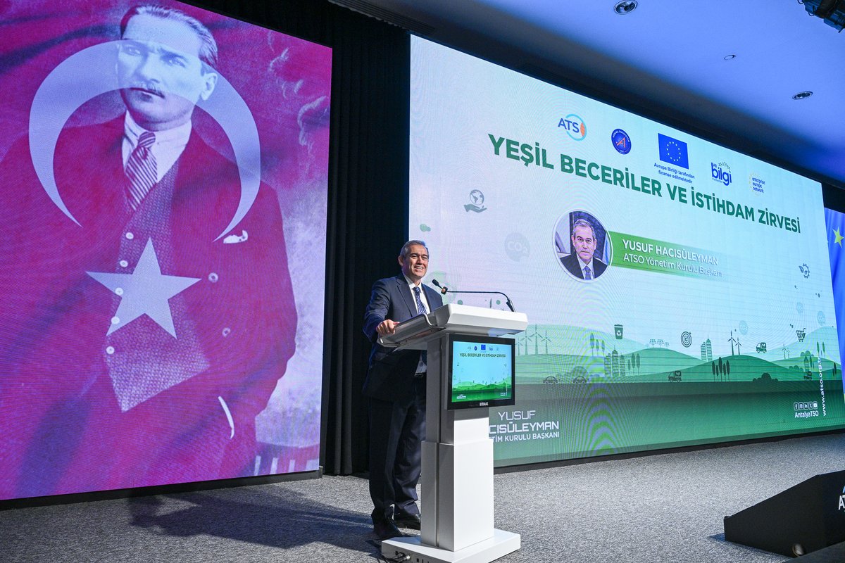 AntalyaTSO's tweet photo. Antalya Valimiz Sayın Hulusi Şahin ve eşi Antalya Mavi Akdeniz İnisiyatifi Koordinatörü Ebru Şahin’in teşrifleriyle, Yönetim Kurulu Başkanımız Yusuf Hacısüleyman’ın ev sahipliğinde, ATSO bünyesinde çalışmalarını sürdüren Antalya Avrupa Birliği Bilgi Merkezi ve Avrupa İşletmeler Ağı Batı Akdeniz Konsorsiyumu tarafından, Avrupa Birliği Türkiye Delegasyonu’nun desteği ve Akdeniz Üniversitesi iş birliğiyle “Yeşil Beceriler ve İstihdam Zirvesi” gerçekleşti. 

Zirveye, Antalya Bilim Üniversitesi Rektörü Prof. Dr. Semih Ekercin, Akdeniz Üniversitesi Rektör Yardımcısı Prof. Dr. Esra Cenkci, Antalya Esnaf ve Sanatkarlar Odaları Birliği Başkanı Adlıhan Dere, Antalya OSB Yönetim Kurulu Başkanı Hasanali Gönen, kurum müdürleri, sivil toplum kuruluşlarının başkanları, iş dünyası temsilcileri ve öğrenciler katıldı.

Başkan Yusuf Hacısüleyman, Yeşil Beceriler ve İstihdam Zirvesi’nde yaptığı konuşmada, iklim değişikliği ve sürdürülebilirliğin artık geleceğin değil, bugünün konusu olduğunu söyledi. Hacısüleyman, “Geleceğimize bugünden hazırlanmak zorundayız” dedi. İnsanlığın doğayla ilişkisindeki değişime dikkat çeken Hacısüleyman, “Önce doğaya teslimdik. Sonra doğaya uyum sağlamaya başladık. Ardından doğaya hükmetmeye başladık. Şimdi ise doğayla yeniden barışmamız gerekiyor” diye konuştu.

Yeşil dönüşümün yalnızca karbon ayak izinden ibaret olmadığını vurgulayan Hacısüleyman, “Yeşil derken sadece karbon ayak izini düşünmeyelim. Gökyüzümüz, denizlerimiz ve dünyayı paylaştığımız diğer canlıların yaşamını da düşünelim” ifadelerini kullandı. Gençlerin değişen iş dünyasına hazırlanmasının önemine de değinen Hacısüleyman, “Geleceğin kariyer planlamasında bile değişikliğe gitmek zorundasınız. Yeni iş becerileri dünyada ortaya çıkıyor” dedi.

Antalya’nın COP31’e ev sahipliği yapacağını hatırlatan Hacısüleyman, sürdürülebilirliğin günlük yaşamın bir parçası haline gelmesi gerektiğini belirterek, “Bunu 10 günde bitirilecek bir konu olarak ele almayalım. Bu artık bizim günlük yaşantımızın gündeminde olsun” diye konuştu.

ATSO Atatürk Konferans Salonu’nda düzenlenen zirvede, yeşil beceriler, KOBİ’lerde yeşil dönüşüm destekleri ve geleceğin kariyer fırsatları, kamu, üniversite ve iş dünyası temsilcilerinin katkılarıyla çeşitli oturumlarda ele alındı. Etkinlikte, İklim Değişikliği Farkındalık Eğitim Programı’nı başarıyla tamamlayan üniversite öğrencilerine sertifikaları ve hediyeleri protokol tarafından taktim edildi.

@YHacisuleyman07 @bogachangoksu @HakanPakal @MuratTOTOS @haticeoztr @huseyinsari_sar @KAPALIYOL @AhmetKasapoglu8 @aozgurkaragoz @behcetulker @aslisahintekin @TOBBiletisim @RHisarciklioglu