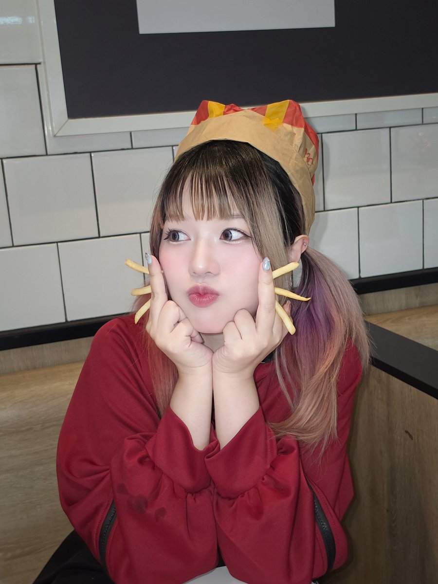 Ruby__CMJ's tweet photo. 🍟🐱
#RubyCMJ #CMJ #ChocolatiereCMJ #ルビィ #チョコラティエ https://t.co/RbHNg60D6s