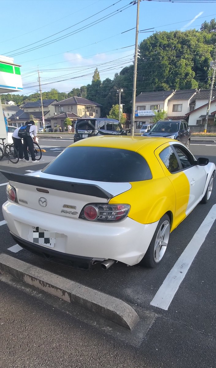 TxT_I3's tweet photo. 代理です。
RX-8売ります。
40万、転がしホイールでよければ35万
車検10年3月まで
良さげなナックルと良さげなスポーツ触媒、純正トルセンデフ、プロμD1スペック、社外エアクリ入ってます。
外装はドリ車クオリティです。
一応の三連メーターもついてます。 https://t.co/8LBsXGYkyM