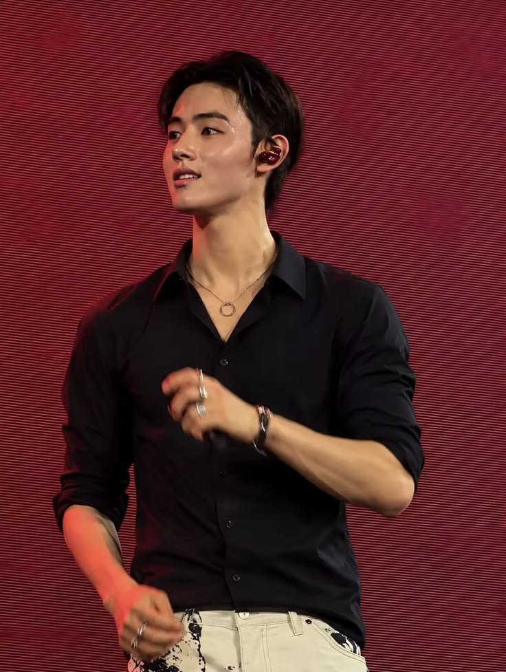 oseanmendes_'s tweet photo. i got it from pin, WHAT THE HELL IS THIS???? EOM SEONGHYEON?? IN A BLACK SHIRT?? 🧍🏻‍♀️🧍🏻‍♀️🧍🏻‍♀️🧍🏻‍♀️🧍🏻‍♀️ https://t.co/qQOeYLLtXA