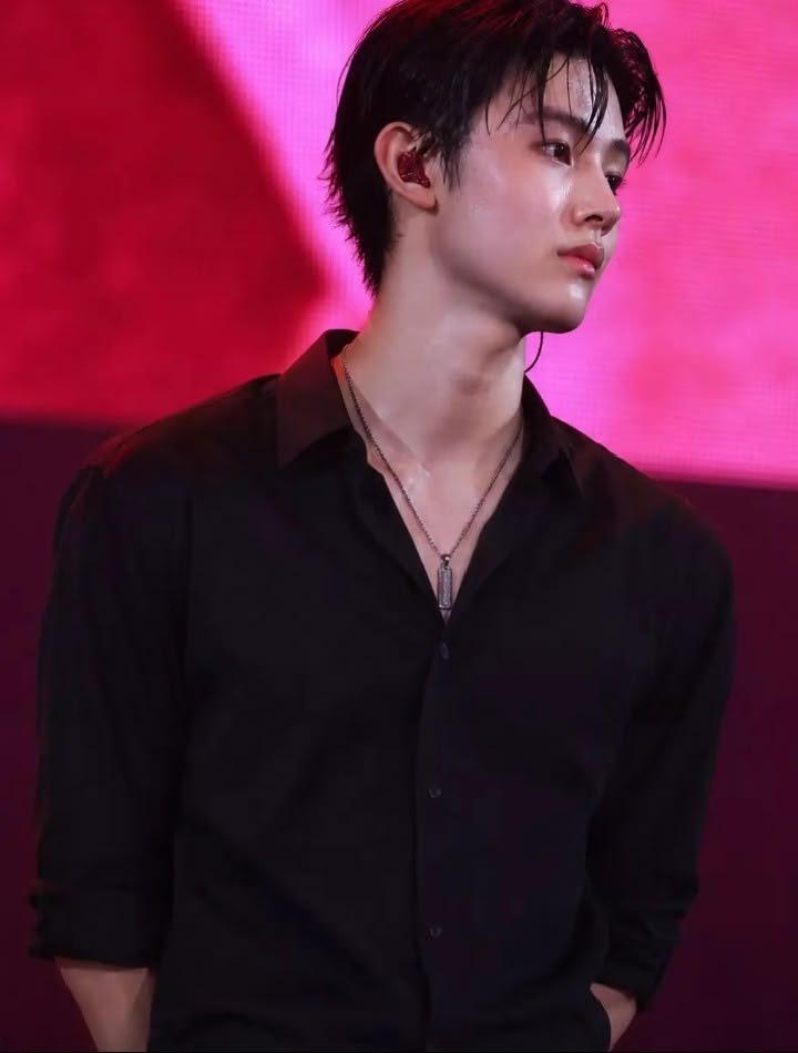 oseanmendes_'s tweet photo. i got it from pin, WHAT THE HELL IS THIS???? EOM SEONGHYEON?? IN A BLACK SHIRT?? 🧍🏻‍♀️🧍🏻‍♀️🧍🏻‍♀️🧍🏻‍♀️🧍🏻‍♀️ https://t.co/qQOeYLLtXA