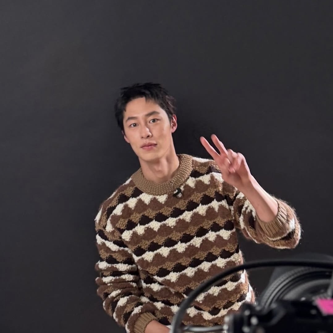 onyx_iron's tweet photo. 영원히 브이만 하는 이재욱 보고 싶다 
꿀알바 예고 오고 있는 거 맞지..? 부국제 예매 전에는 뜨겠지 했는데 이제 의심된다🫠🍯 https://t.co/BPPqYFBjXy