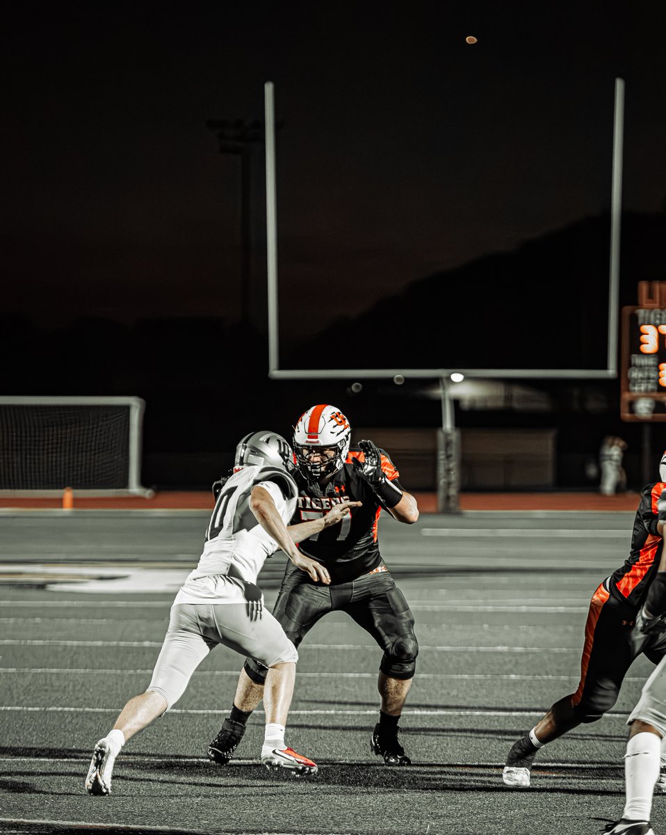 JMedUE2027's tweet photo. Some shots from last Fridays win against West Genessee.  
#OffensiveLine #Classof2027 #Recruitable 
NCAA ID 2608151489
💪🏻 https://t.co/oe0zIpC0fa