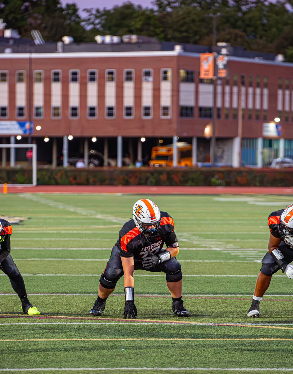 JMedUE2027's tweet photo. Some shots from last Fridays win against West Genessee.  
#OffensiveLine #Classof2027 #Recruitable 
NCAA ID 2608151489
💪🏻 https://t.co/oe0zIpC0fa