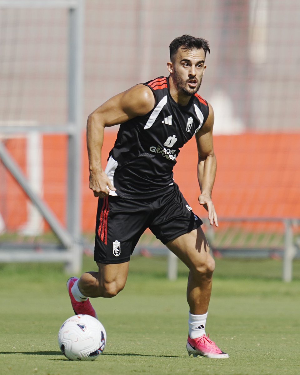 GranadaCF's tweet photo. Jueves de alta intensidad ❤️‍🔥⚔️ https://t.co/GNL9bzE4kV