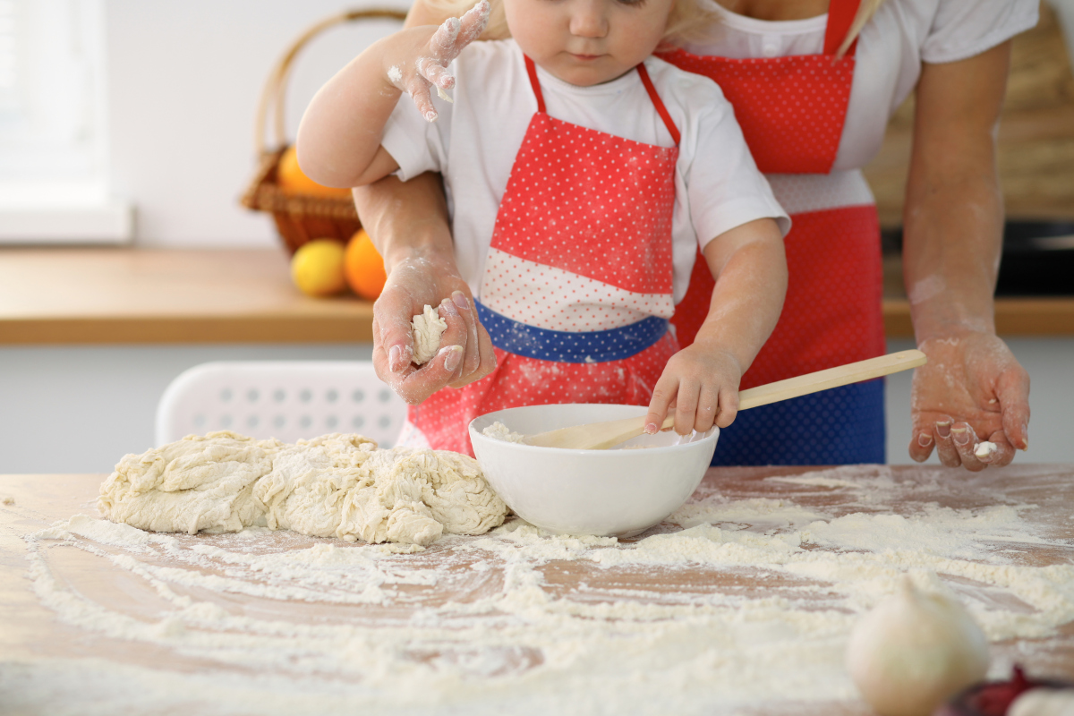 aislk923610's tweet photo. [Tiny hands mix dough, big hands guide—baking cookies with my mini sous-chef today, full of flour and all the sweet moments! ]， https://t.co/V37gKWOkR1