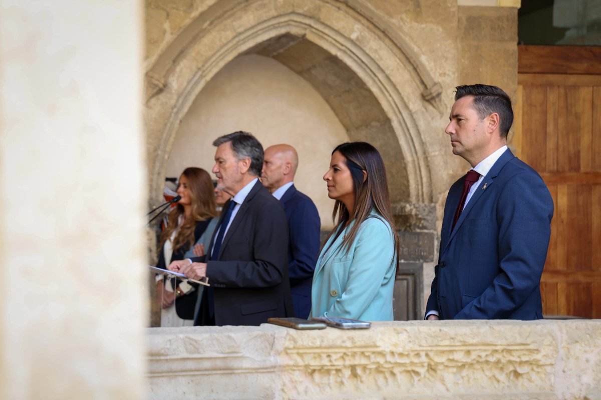 PSOE_CyL's tweet photo. Las @Cortes_CYL reúnen a la Mesa y a la Junta de Portavoces en la Real Colegiata de San Isidoro de León.

🏛️ Un reconocimiento a León como cuna del parlamentarismo tras la celebración de las primeras Cortes en 1188. https://t.co/x4tF6B3bGL