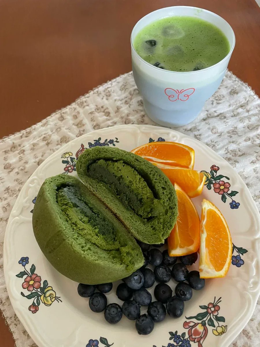 alruw174890's tweet photo. Just got these crispy matcha cookies from the local bakery and they’re too good not to share! Who wants a bite https://t.co/Z7rkpEXBCP