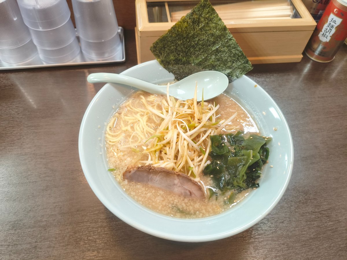 omimi666's tweet photo. 札幌に最近できたラーショ初来店。ネギラーメン頼んで店員からネギ辛いけど大丈夫ですか？の愚問の洗礼を受けつつ、実食！確かにネギは結構辛い、辛いの好きなワイはクソ美味かったが苦手な人は結構嫌がるくらいネギは辛いw
あとワカメが結構ふんだんにあります、グッドです！これはハマるかもしれぬw https://t.co/JlmgmhggDv