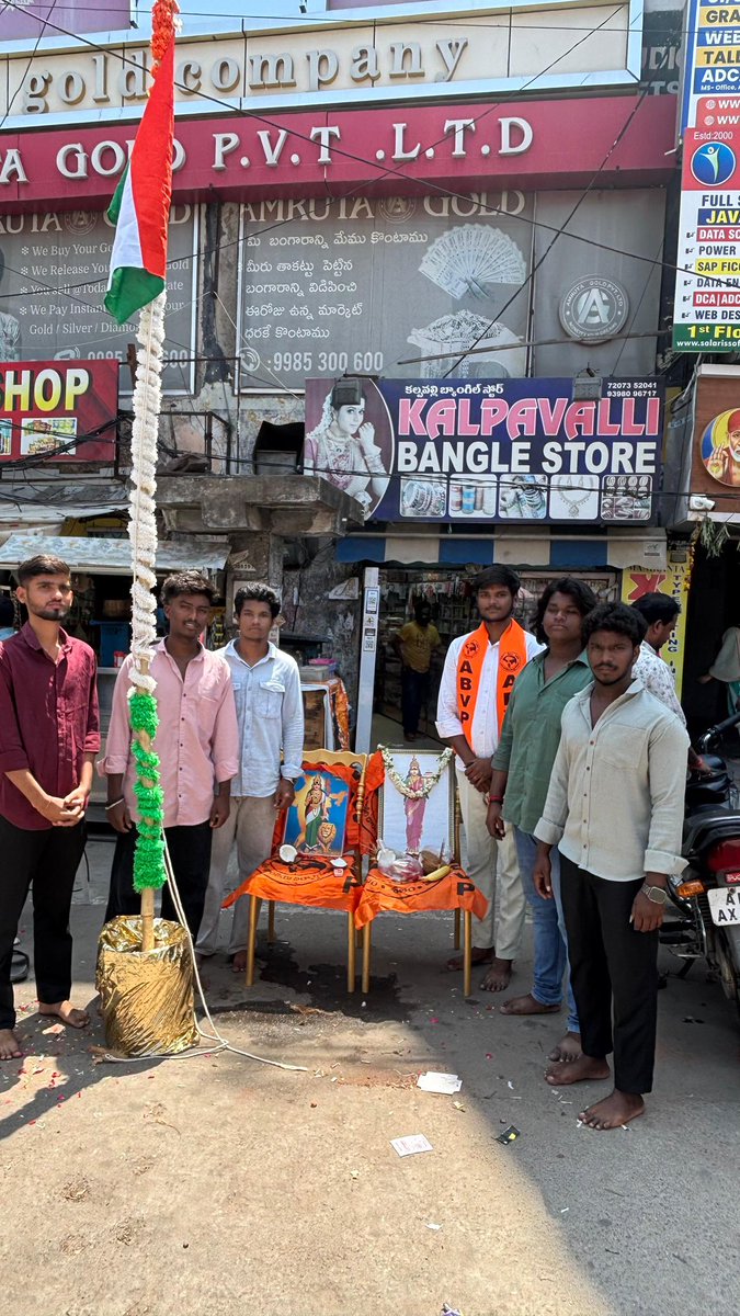 ABVPTelangana's tweet photo. తెలంగాణ విమోచన దినోత్సవం సందర్భంగా జెండా ఆవిష్కరణ

సెప్టెంబర్ 17 తెలంగాణ విమోచన దినోత్సవాన్ని పురస్కరించుకుని దిల్‌సుఖ్‌నగర్ నగర శాఖ ఆధ్వర్యంలో రాజీవ్ చౌక్ వద్ద జెండా ఆవిష్కరణ కార్యక్రమం నిర్వహించడం జరిగింది.

#HyderabadLiberationDay https://t.co/vFyftlCPgq