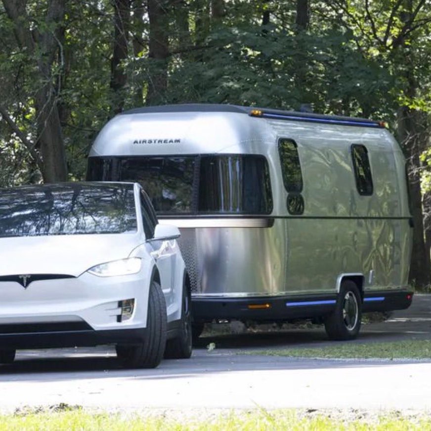 YourAnonOne's tweet photo. Elon Musk has temporarily moved into a motor home on-site in Tennessee.

Speaking on the All-In podcast, he confirmed he is staying in an Airstream trailer parked directly at the Memphis facility. Living here allows him to work alongside engineers to speed up work on xAI's Colossus supercomputer.