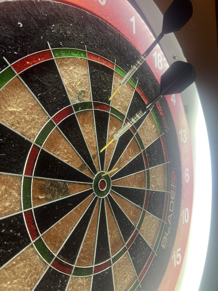 darts_suiii's tweet photo. スイスポイント折るのは得意だけど、この折れ方は流石に初だよ https://t.co/2DEe0OoMVu