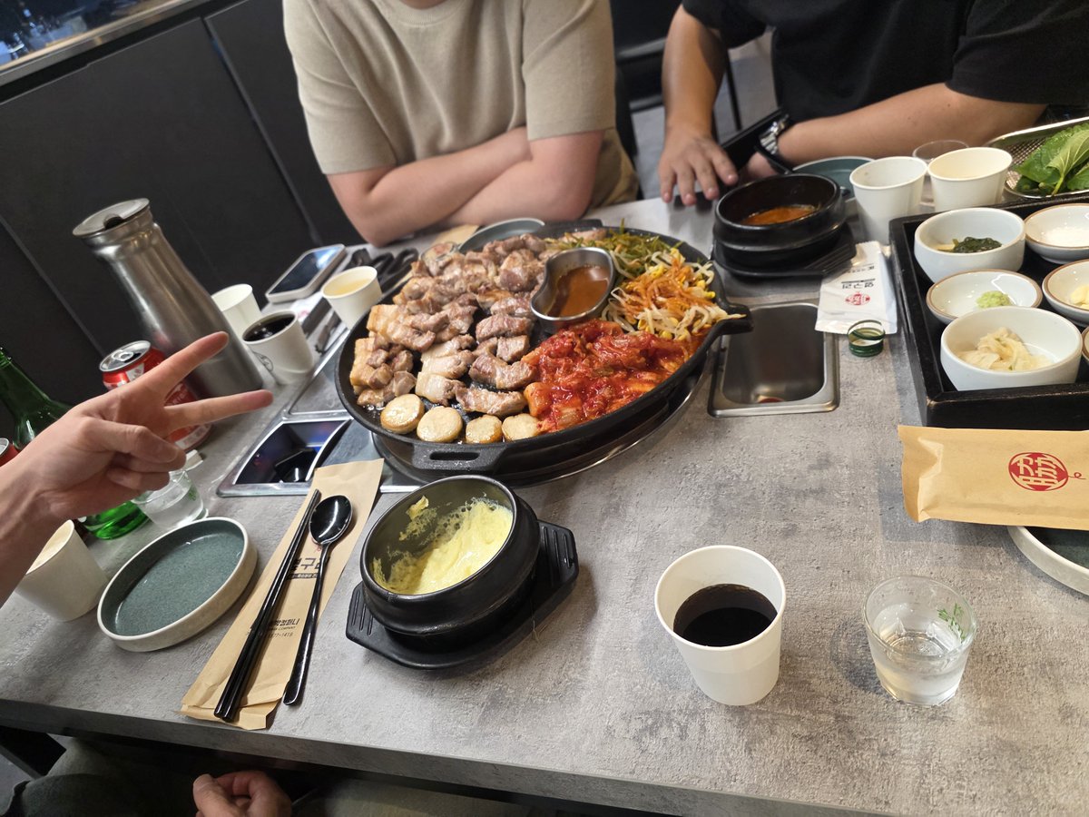 quantum10111011's tweet photo. 교동 운영진 회식 https://t.co/zZ0MGpEdo1