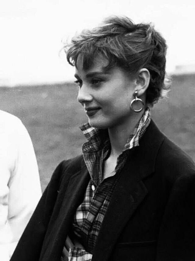 ifuliedownhere's tweet photo. Just a girl and her pixie https://t.co/7Fn7P12HrH