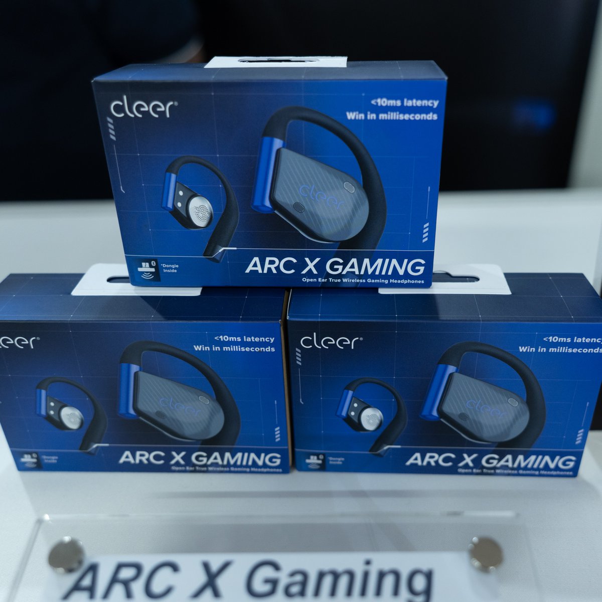 JuNuJ1010's tweet photo. 個人的に楽しみにしてたcleer ARC新作のゲーミングver.
ゲーミングwirelessイヤホンで他メーカーよりもブッチギリで速い謳い文句
音質も耳を塞がない仕様ながら中々良い
価格は3~4万円くらいでROGの物と同じくらい
めちゃ楽しみ
(ブースは東京音響 HALL10) https://t.co/AeYwdwsNH9