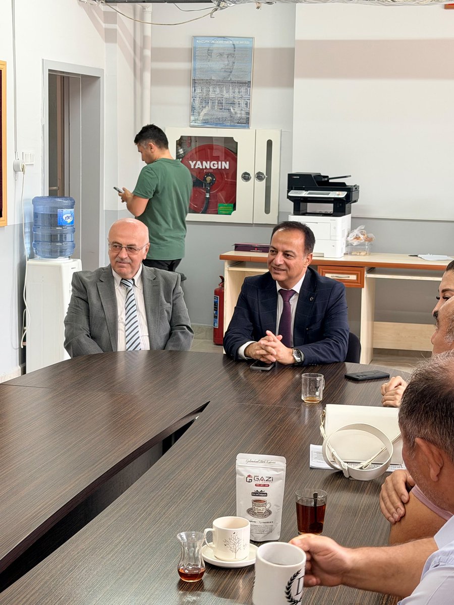 BurdurilMEM's tweet photo. Öğretmen ve öğrencilerimizle bir araya gelen İl Millî Eğitim Müdürümüz, okullarımızın eğitim ortamlarını ve yürütülen çalışmaları yerinde inceleyerek okul yöneticilerinden bilgi aldı. https://t.co/oJg1ZRVmTQ
