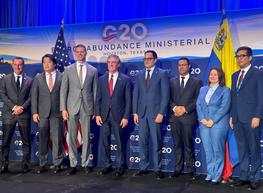 SonPolemicas's tweet photo. A María Corina no la invitaron a la "Cumbre Energética" del G20, invitaron al Chavismo.
La única "energía" que ella produce es la de los cigarros que se fuma. https://t.co/EoLgeIYpZ8