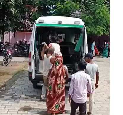 bstvlive's tweet photo. श्रावस्ती : तेल पेराई मशीन में फंसा किशोर का हाथ
➡️किशोर के हाथ की पांचों उंगलियां कटीं
➡️तेल पेराई के दौरान हुआ बड़ा हादसा
➡️प्राथमिक उपचार के बाद बहराइच रेफर
➡️नवीन मॉडर्न थाना क्षेत्र की घटना
#Shravasti #WorkplaceAccident @shravastipolice https://t.co/qdNMyt0XD4