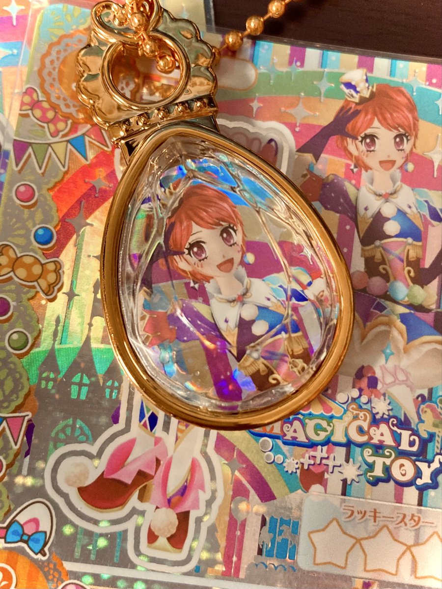 ChanterHnk's tweet photo. すんごいボロボロのアイカツカードを捨てられずにずーっと持ってたんだけど、今日ダイソーに中身変えられる可愛いキーホルダーあったからそこに入れた！
かわいすぎる(  ߹꒳​߹ ) https://t.co/FmBPgUtB2H