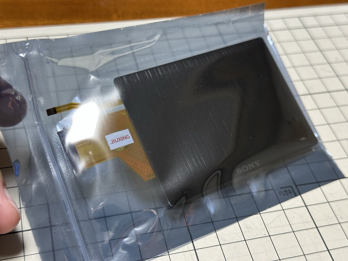clio_himod's tweet photo. こんな事もあろうかと、ディスプレイの補修用部品も買ってありました。

ディスプレイ交換と内蔵電池交換チャレンジします。

#α7s #ディスプレイ交換
#内蔵電池交換 https://t.co/mvTISCjZAC