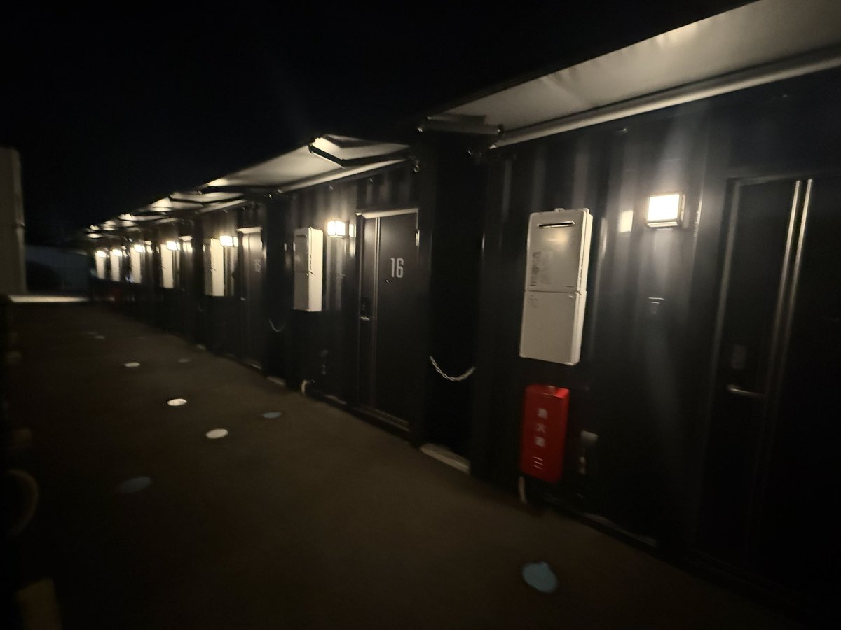scheart1020's tweet photo. 今日の宿に到着
最初予約しようとした時は佇まいに心配しかありませんでしたが、中は広くて綺麗😊
靴を脱ぐのもいい！
コンテナ自体は離れてるので隣の音が気にならないのもいい♪
ゆっくり休めるか心配だったけど、これなら明日に向けてしっかり休んでいけそうです💪 https://t.co/asqRHPBsfk