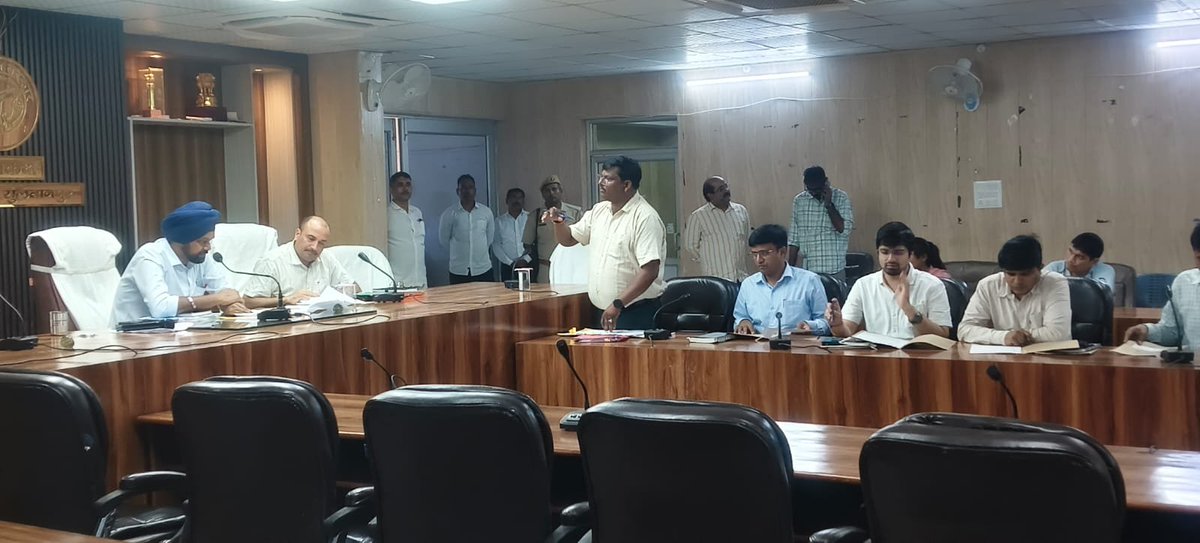 CdoSultanpur's tweet photo. जिलाधिकारी महोदय की अध्यक्षता में जिला खेल विकास एवं प्रोत्साहन समिति की बैठक आयोजित की गई, जिसमें खेल कूद को बढ़ावा देने और समितियों से सहयोग और खेल संघों एवं अधिकारियों को आवश्यक निर्देश दिये गये। https://t.co/f5dDjk9YYa